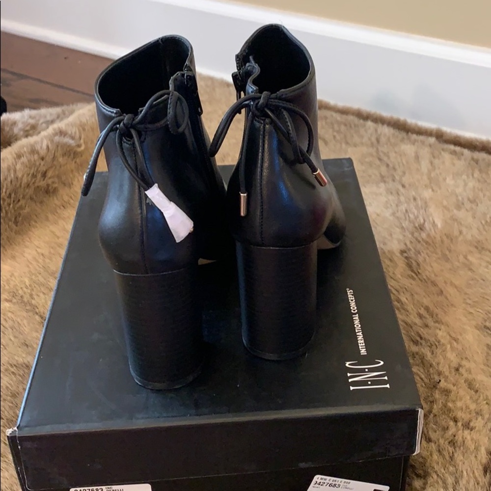 Denelli  black booties size 8 with zipper and ties